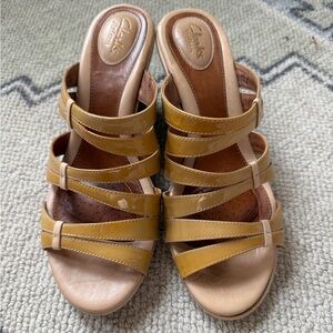 Clarks artisan Women's Beige Patent Leather Strappy Sandals-9M